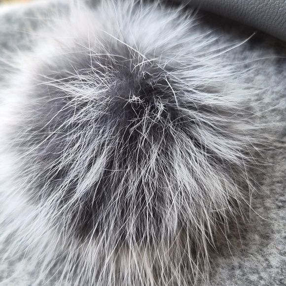 Elegant Gray Women's Gloves with Real Fur Detail - Picture 2 of 4